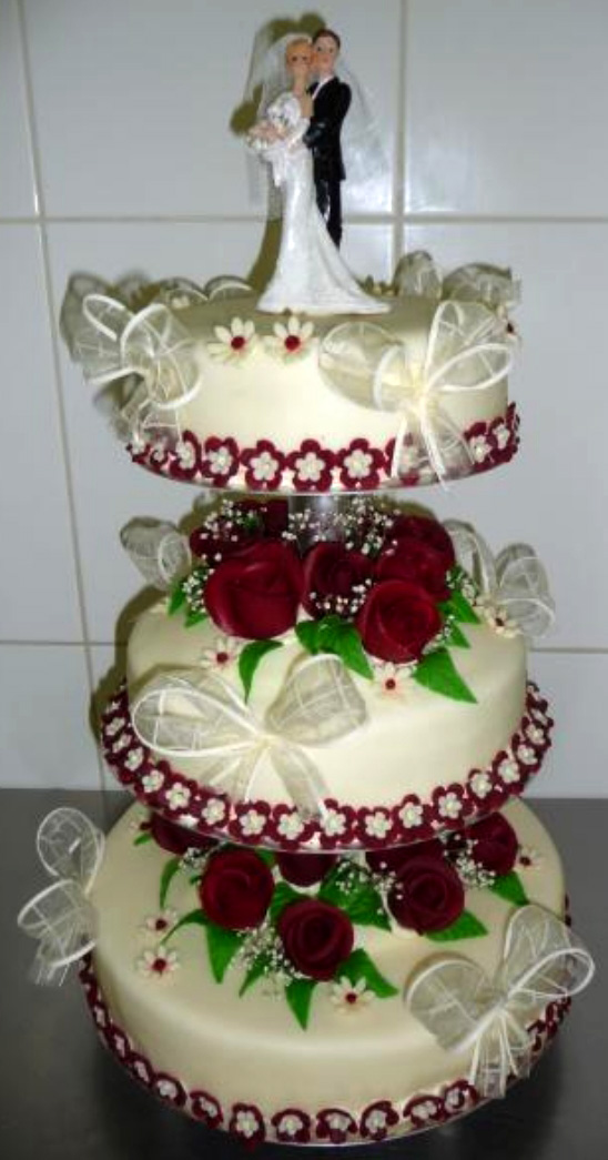 Svatební dort - rudé růže
