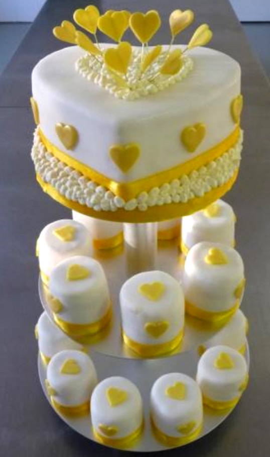 Svatební dort - žlutá srdíčka