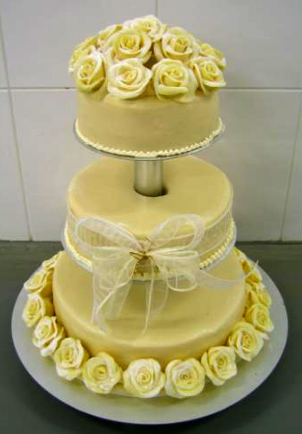 Svatební dort - bílé růže